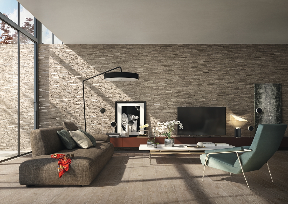 Soggiorno elegante e rustico nei toni del beige, pavimento laminato effetto legno grigio - Ambienti Iperceramica