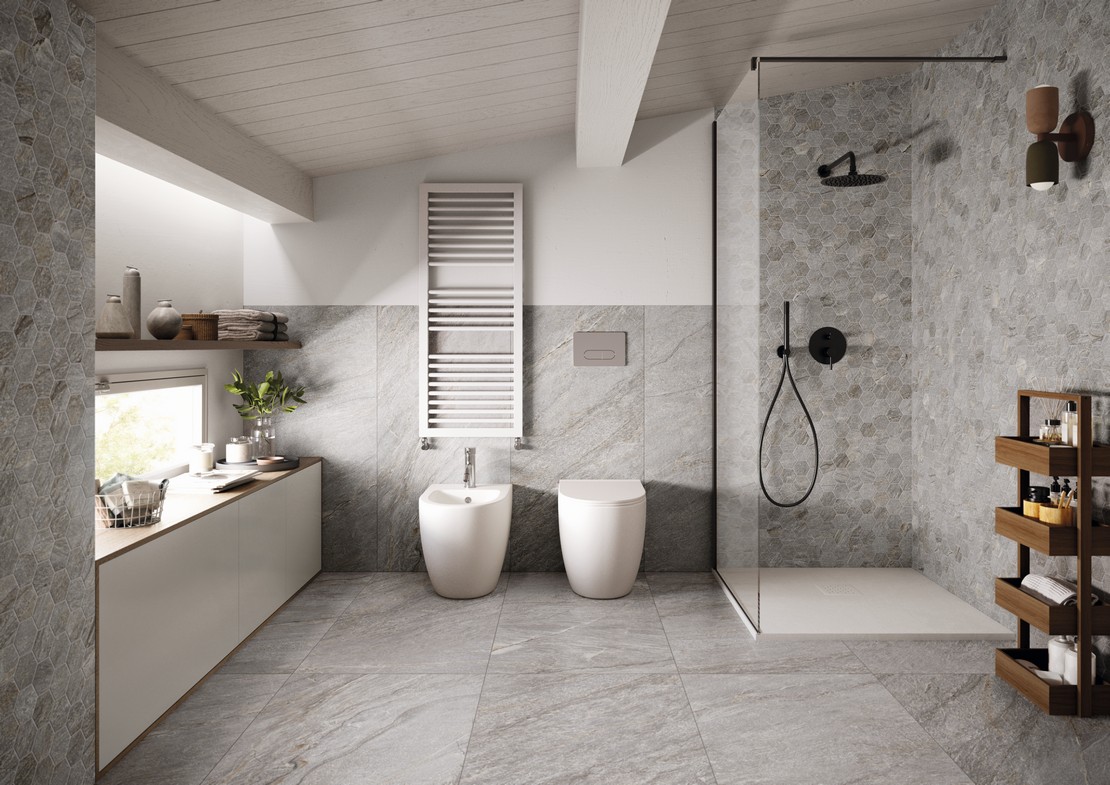Bagno moderno rustico con doccia, pavimento effetto pietra grigio - Ambienti Iperceramica