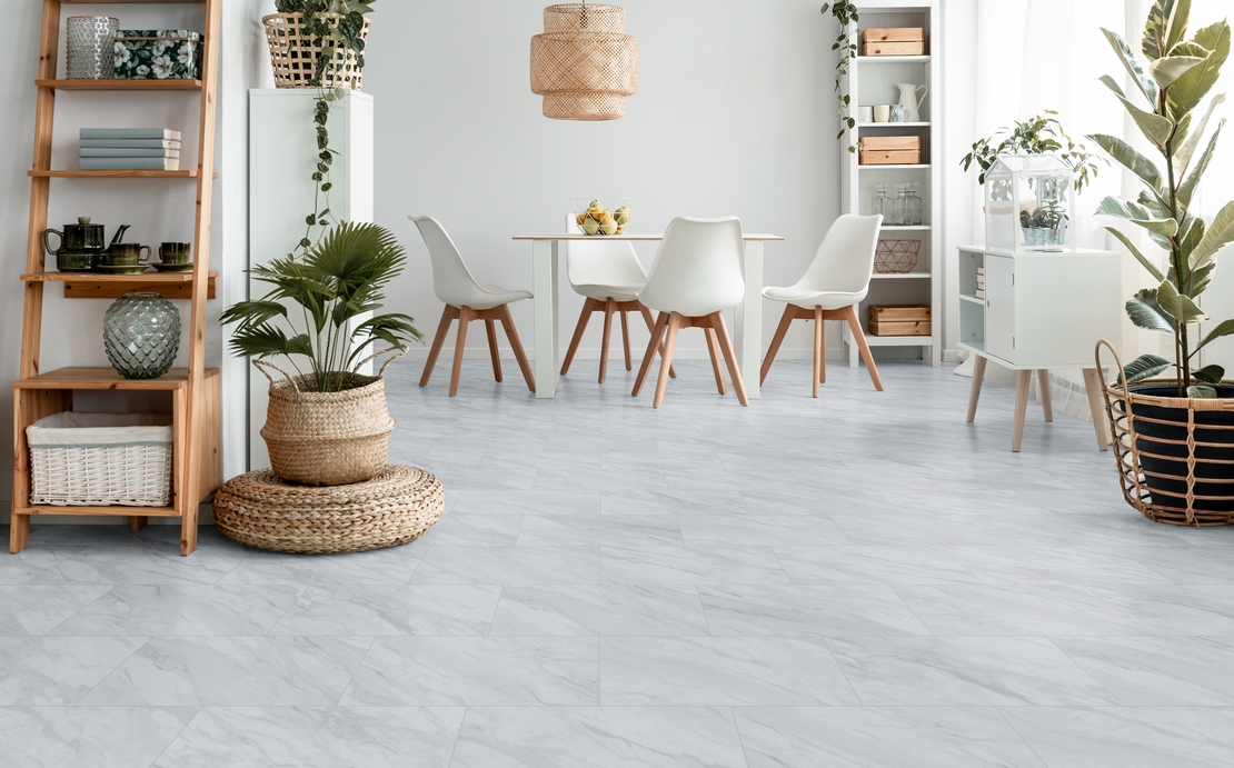 Soggiorno classico ed elegante, effetto marmo di carrara bianco di lusso - Ambienti Iperceramica