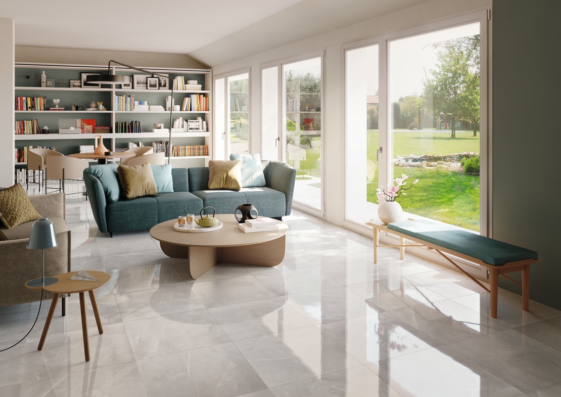 Soggiorno moderno classico, pavimento effetto marmo grigio e toni del bianco - Ambienti Iperceramica