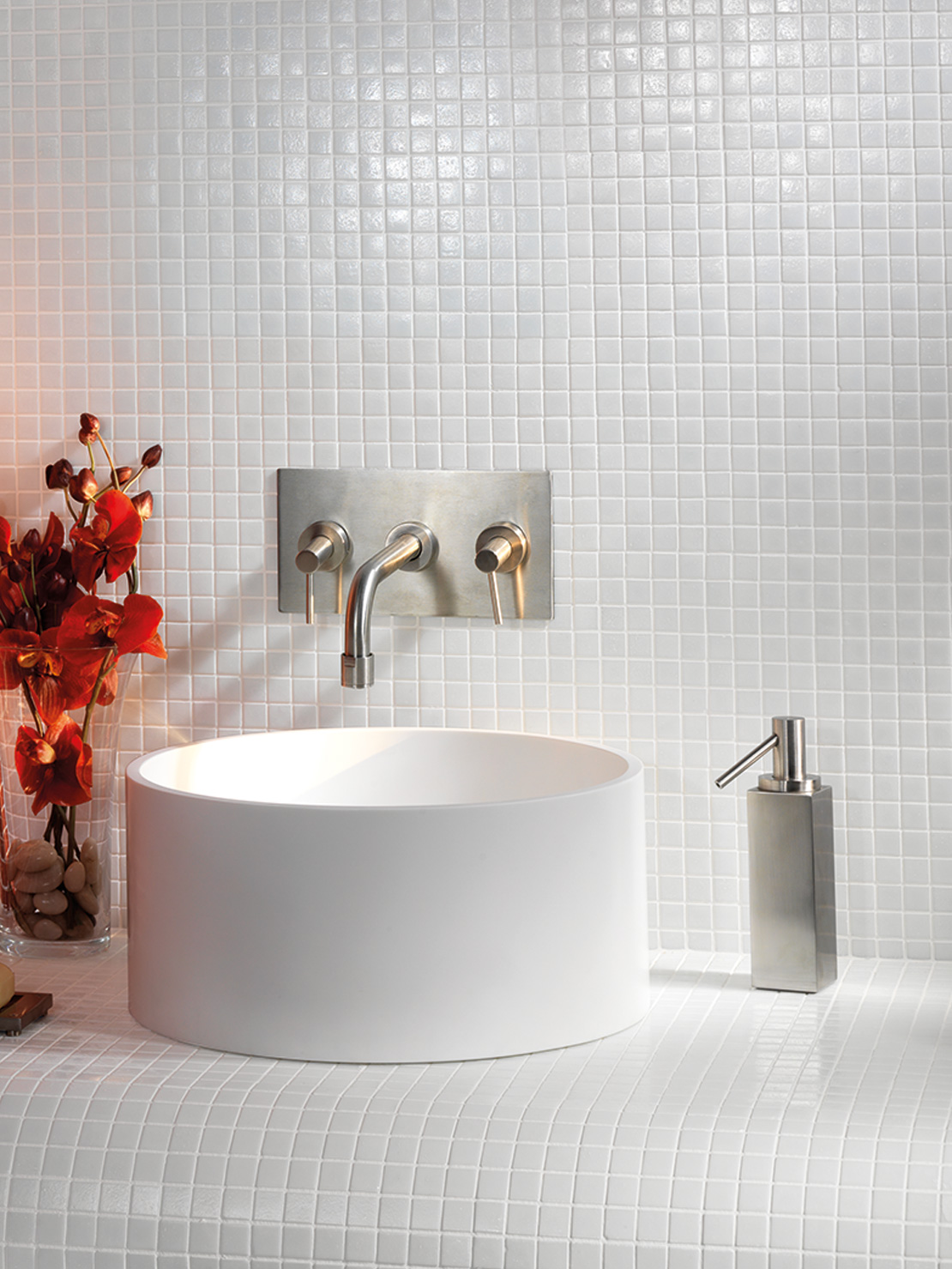 Colorful classic bathroom thanks to solid white and red mosaic tiles