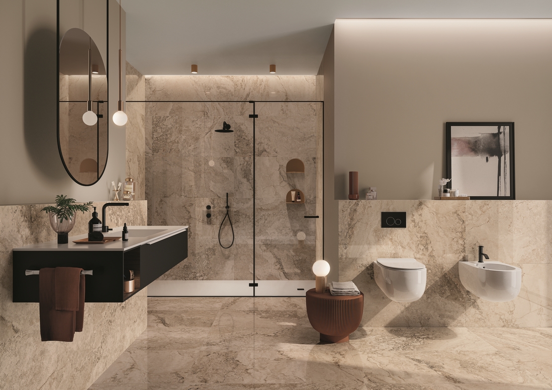 Modernes Badezimmer mit Dusche. Beige glänzende Marmoroptik: klassischer und luxuriöser Stil - Inspirationen Iperceramica
