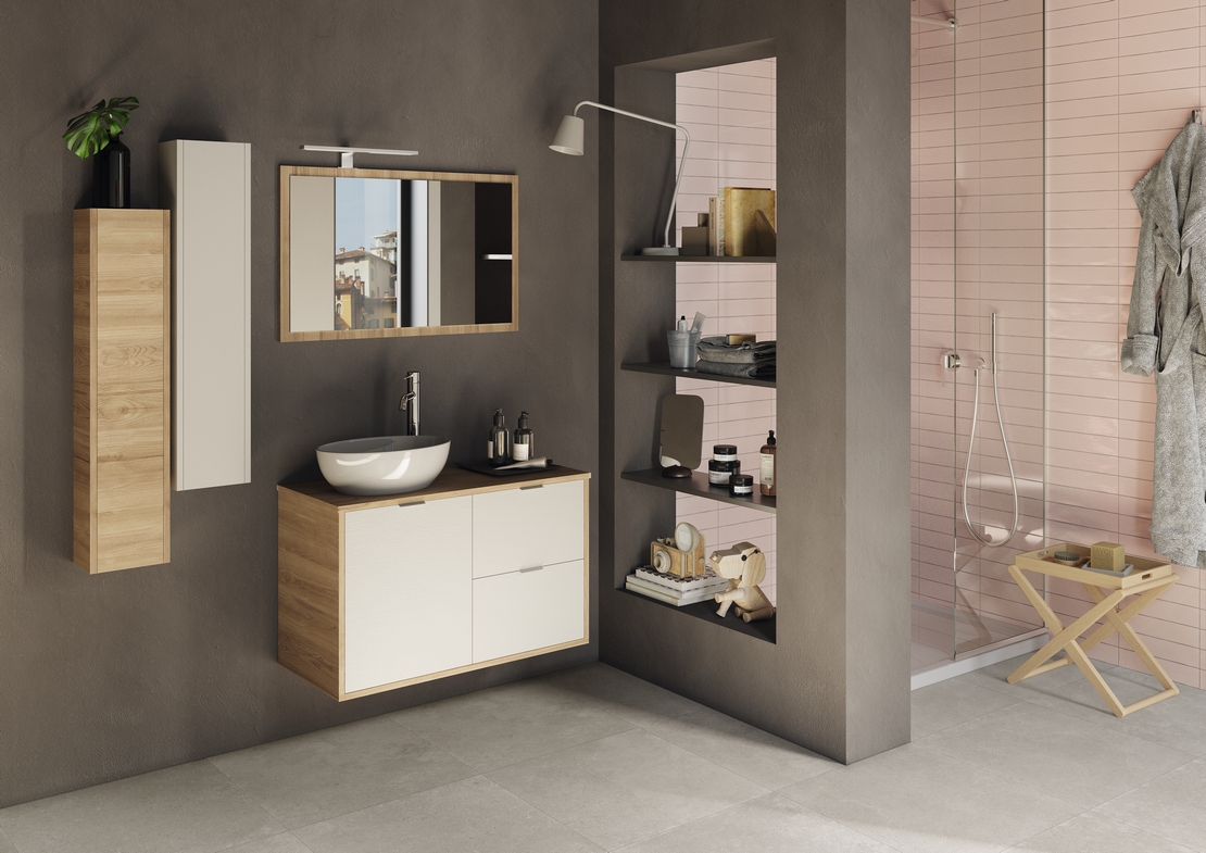 Bagno con doccia, effetto cemento grigio e rivestimenti rosa per uno stile vintage - Ambienti Iperceramica