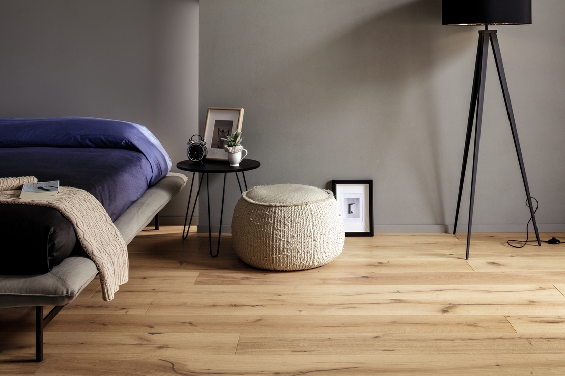 Chambre moderne minimaliste, parquet en bois naturel rustique, tons beiges et gris. - Inspirations Iperceramica
