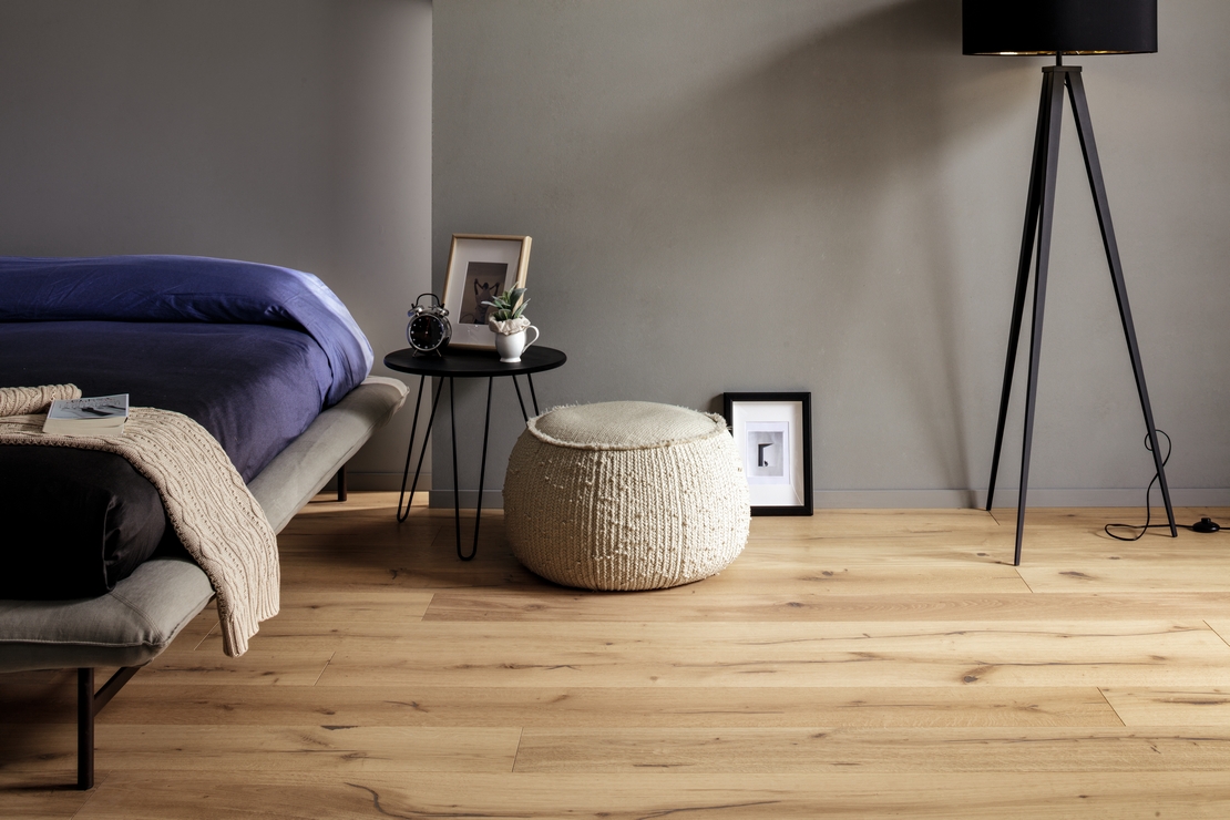 Minimalistisches, modernes Schlafzimmer, rustikales Naturholzparkett, Beige- und Grautöne - Inspirationen Iperceramica