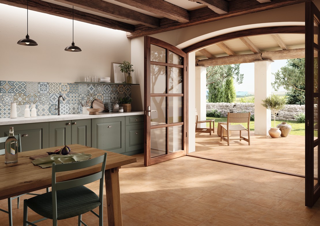 Cuisine moderne au style rustique avec sol en grès cérame effet terre cuite - Inspirations Iperceramica