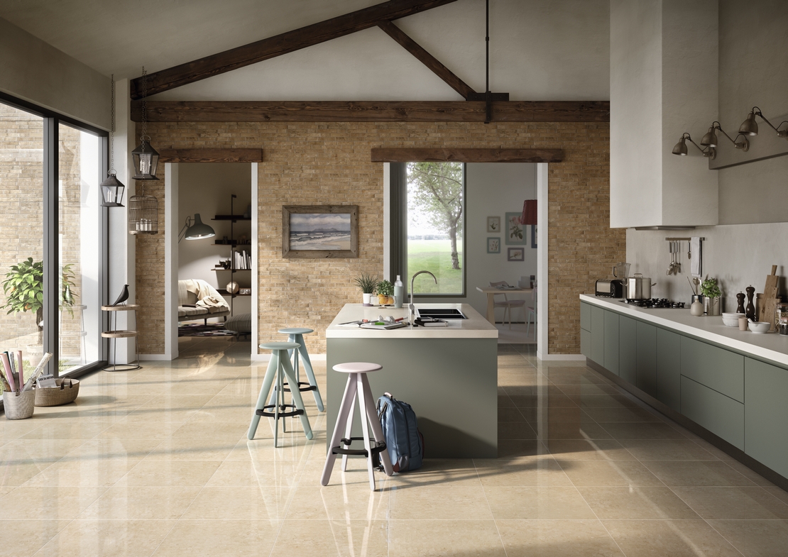 Cuisine moderne avec îlot central : carrelage imitation marbre beige pour un style unique. - Inspirations Iperceramica