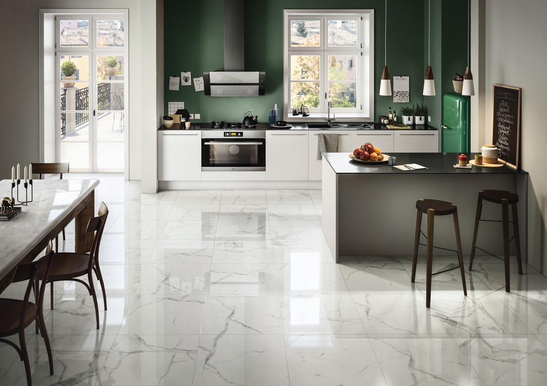 Moderne Küche mit Halbinsel: Weiße Fliesen mit Marmoroptik für einen Hauch von Luxus - Inspirationen Iperceramica