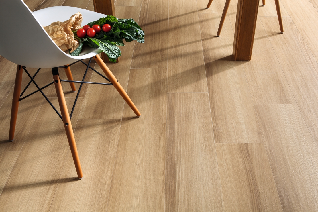 Cuisine moderne rustique avec sol en grès cérame imitation bois. - Inspirations Iperceramica