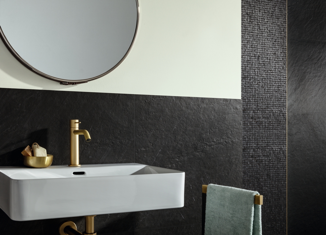 Bagno moderno. Mosaico e piastrelle effetto pietra nero: un tocco classico e di lusso - Ambienti Iperceramica
