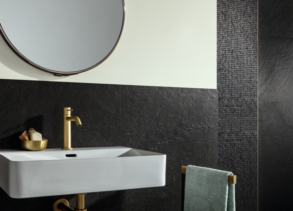 Salle de bains moderne. Mosaïque et carrelage effet pierre noire : une touche classique et de luxe. - Inspirations Iperceramica