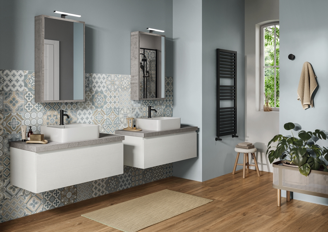 Salle de bains moderne avec douche. Effet bois rustique et carreaux de ciment vintage bleus et gris - Inspirations Iperceramica