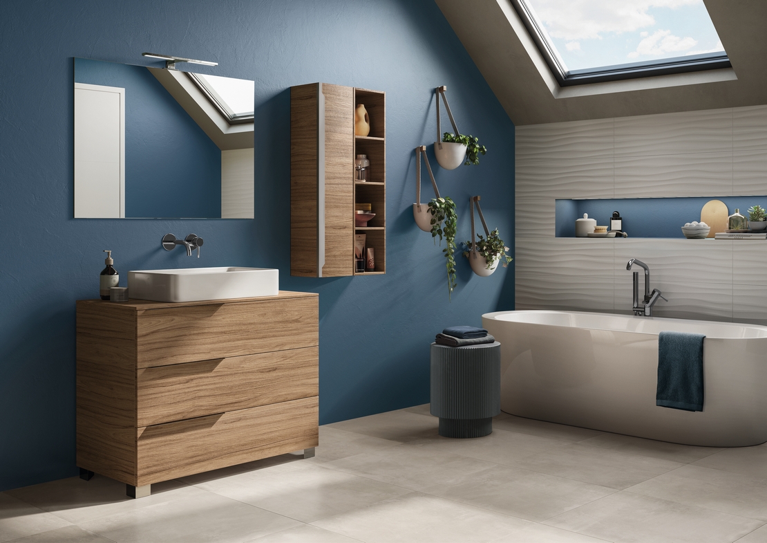 Luxuriöses, modernes Badeszimmer. Badewanne, graue  3-D Wellen- Feinsteinzeug Fliesen, blaue Wände - Inspirationen Iperceramica