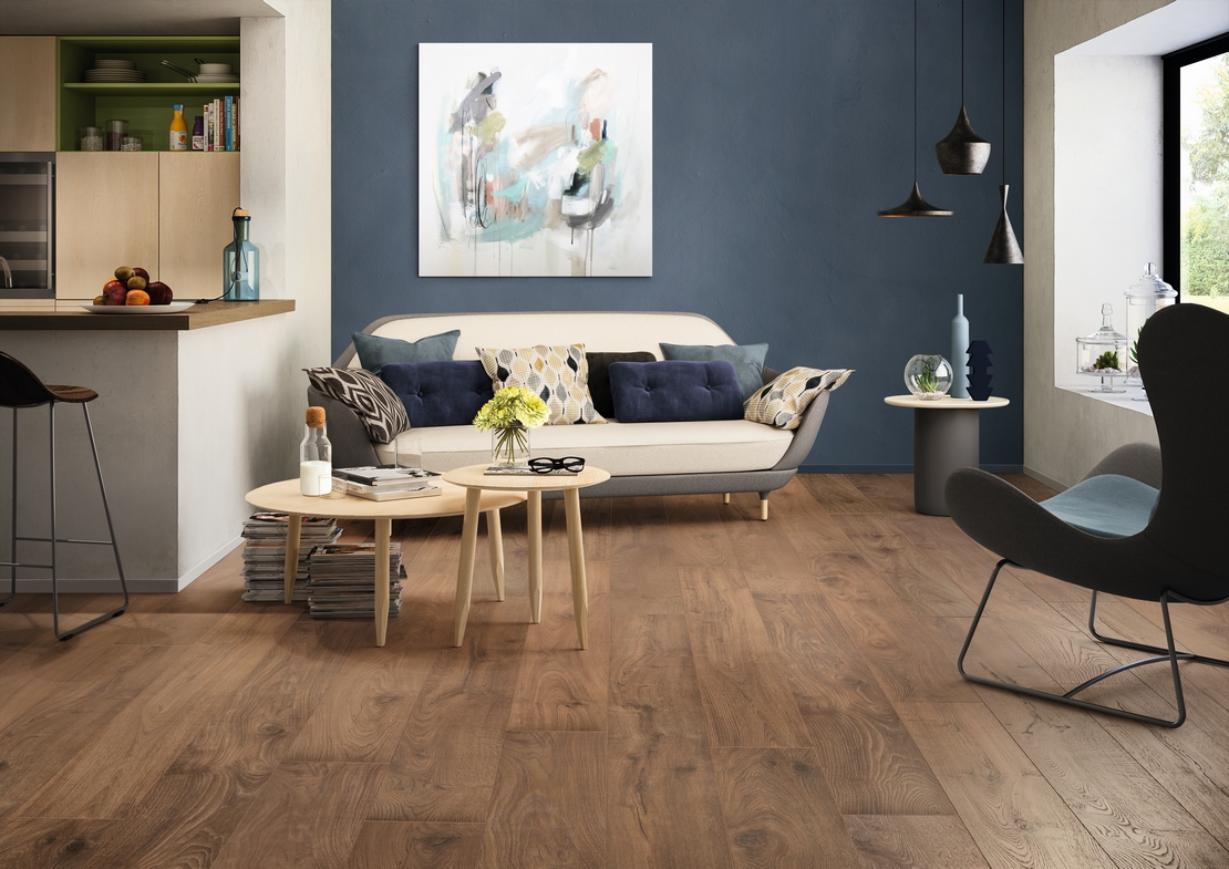 Vintage Wohnzimmer: Blaue Wände und Holzoptik Boden - Inspirationen Iperceramica