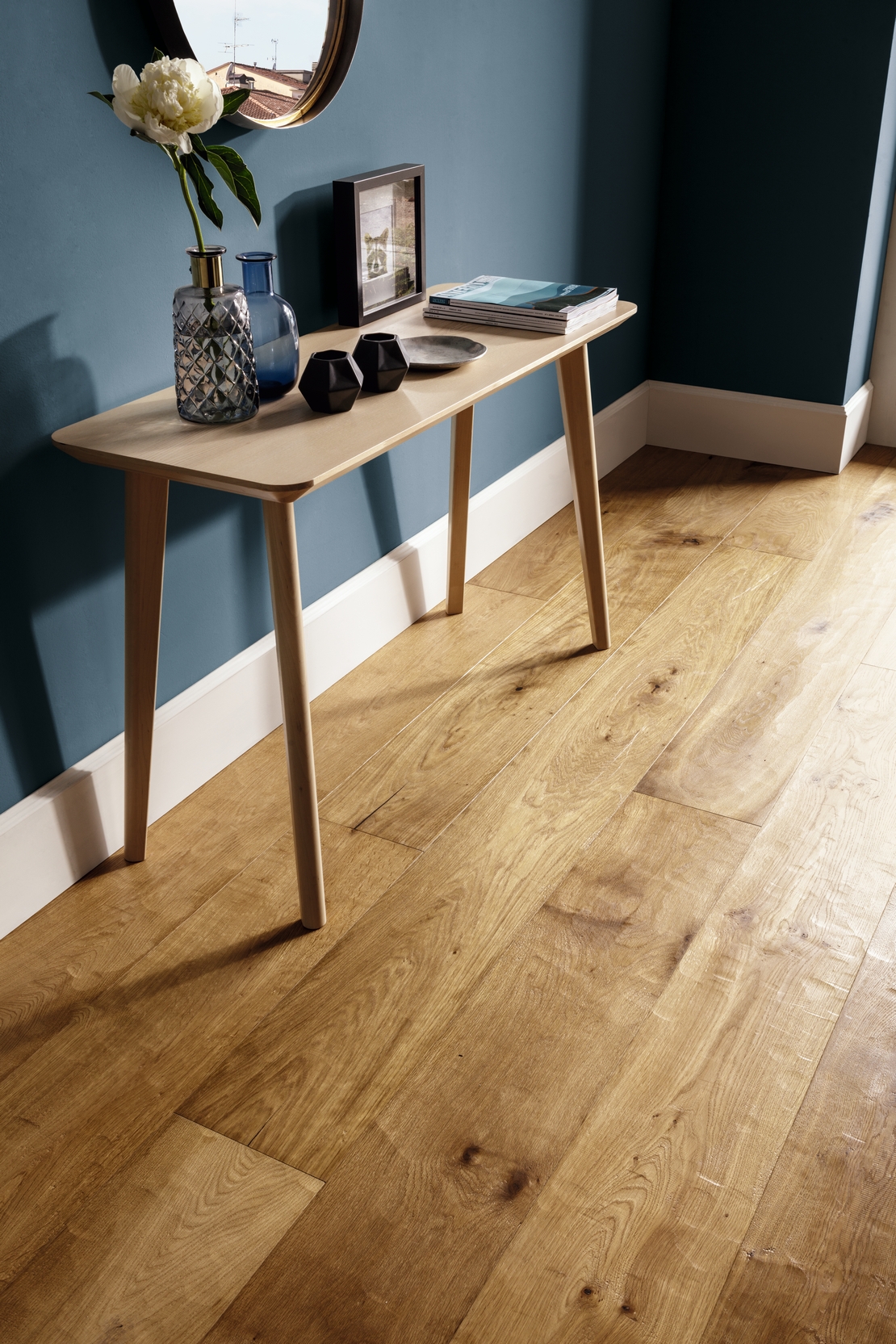 Séjour moderne avec parquet en bois naturel et mur teinte bleue. - Inspirations Iperceramica