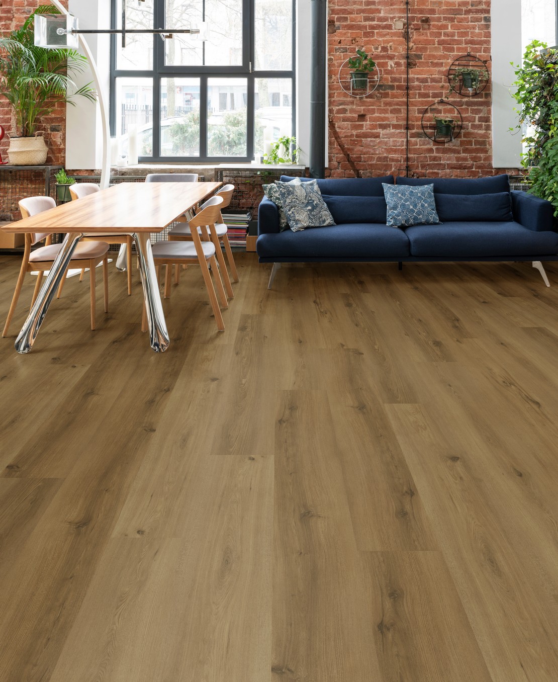 Modern and rustic living room with dark wood-effect flooring