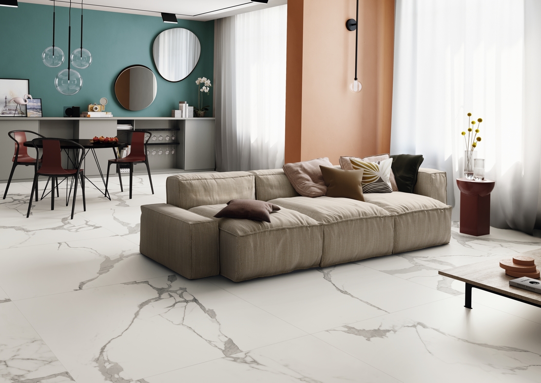 Modernes Wohnzimmer: Boden aus Marmoroptik Weiß und Blau, Rottöne an den Wänden - Inspirationen Iperceramica