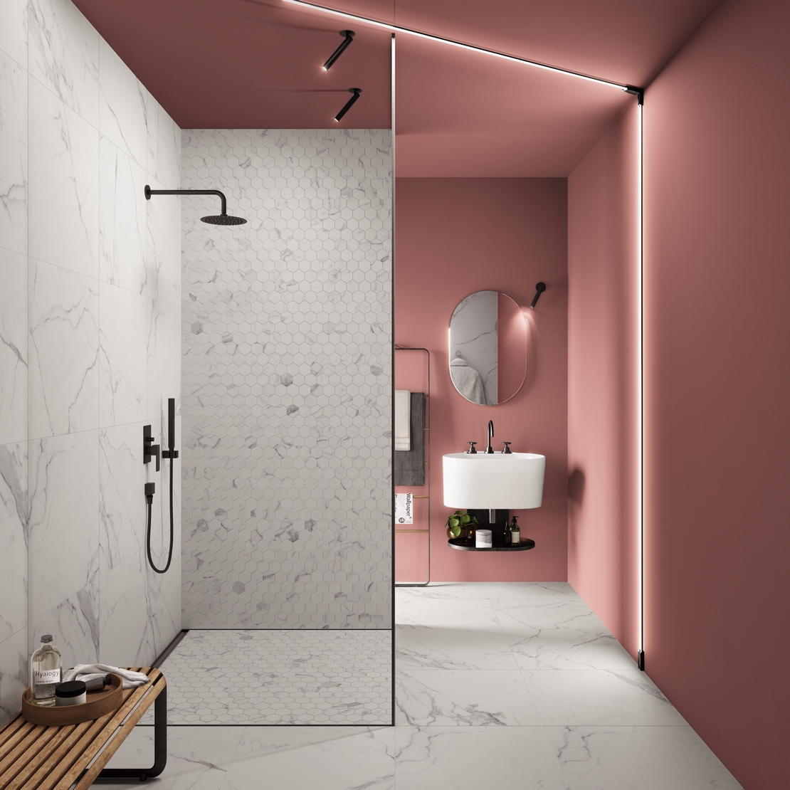Salle de bains de luxe style industriel avec douche. Effet marbre blanc et mur rose. - Inspirations Iperceramica