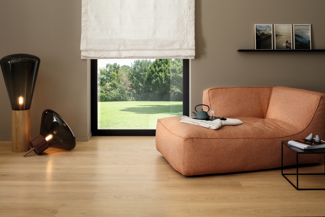 Modern living room, wood-effect stoneware flooring and beige and gray tones for a modern touch