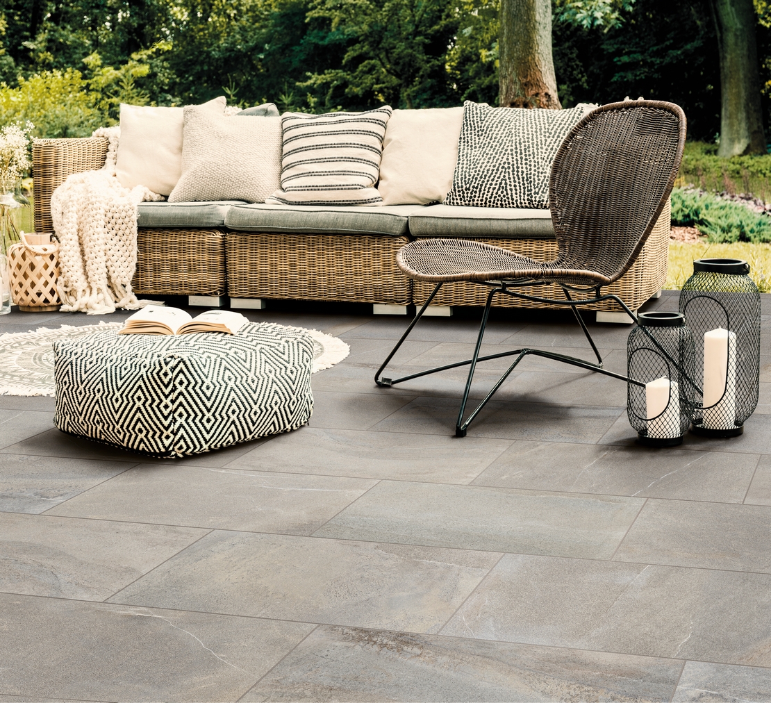 Modern patio in dark tones, gray stone-effect flooring