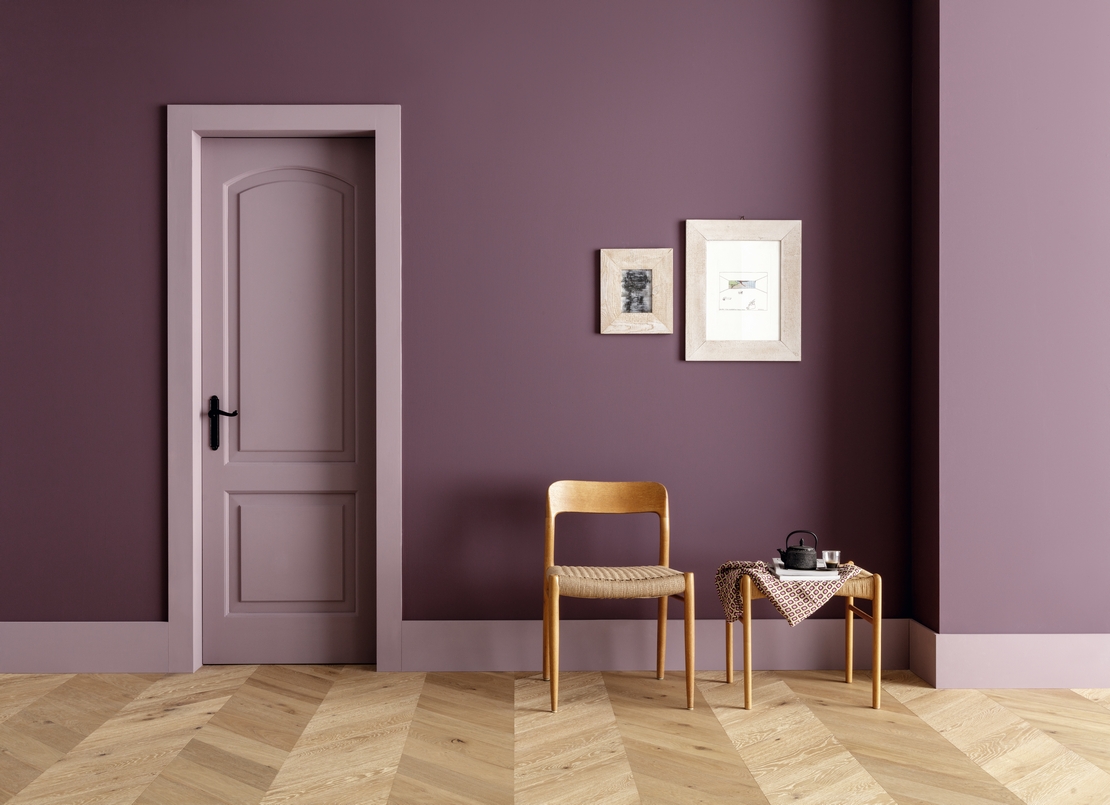 Séjour moderne : sol effet bois et mur dans les tons de violet minimaliste. - Inspirations Iperceramica