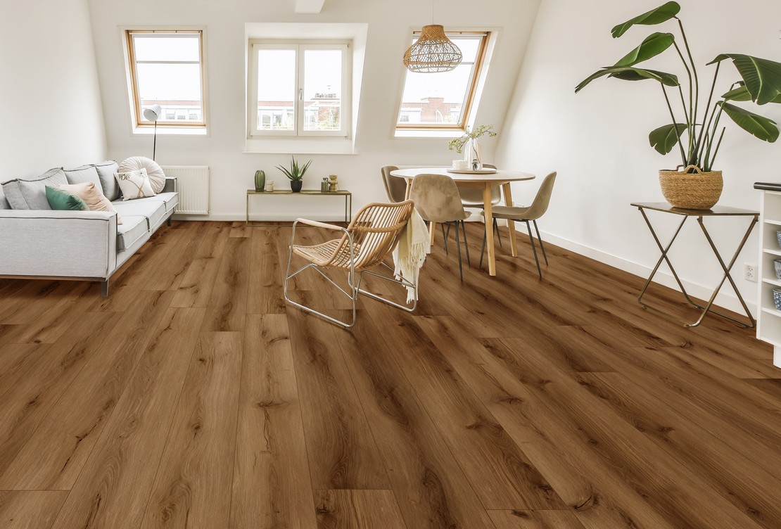Modernes Wohnzimmer auf die Weißtöten mit Boden Holzoptik Braun - Inspirationen Iperceramica