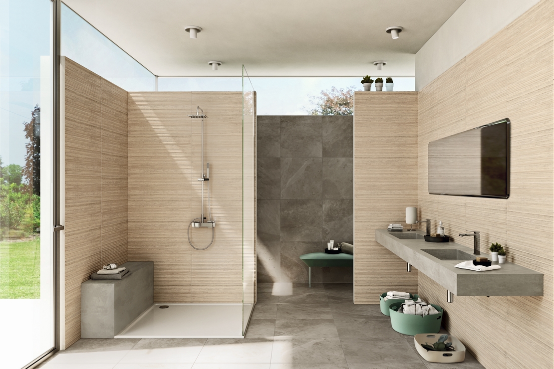 Salle de bains moderne avec douche. Effet pierre et bois rendant l’ambiance naturelle. - Inspirations Iperceramica