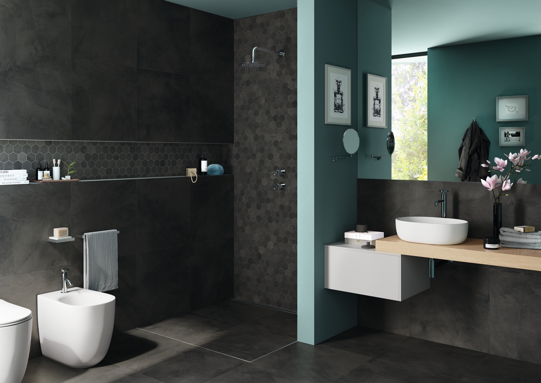 Modernes Badezimmer mit Dusche. Zement- und schwarze Harzoptik für einen minimalistischen Stil - Inspirationen Iperceramica