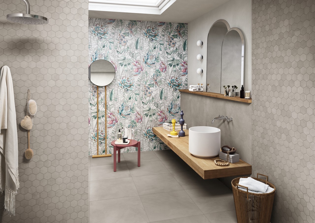 Bagno moderno  con doccia, gres effetto carta da parati e mosaico grigio - Ambienti Iperceramica