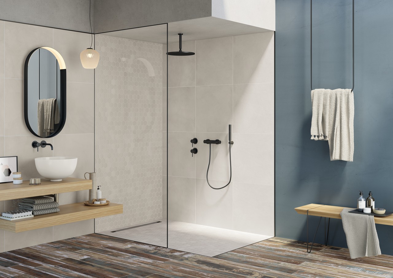 Salle de bains moderne avec sol effet bois et carrelage mural effet béton blanc. - Inspirations Iperceramica