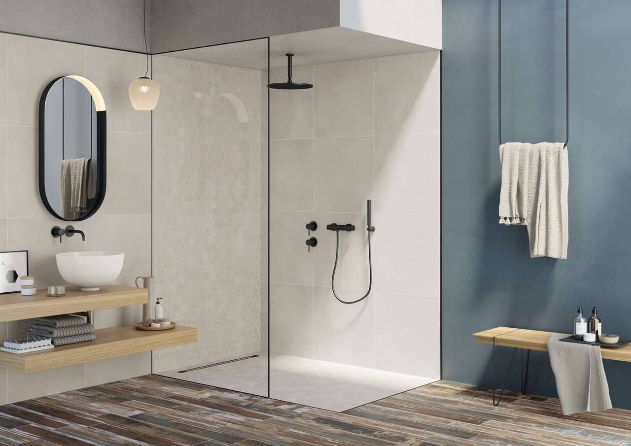 Bagno moderno con pavimento effetto legno e rivestimento effetto cemento  bianco - Ambienti Iperceramica