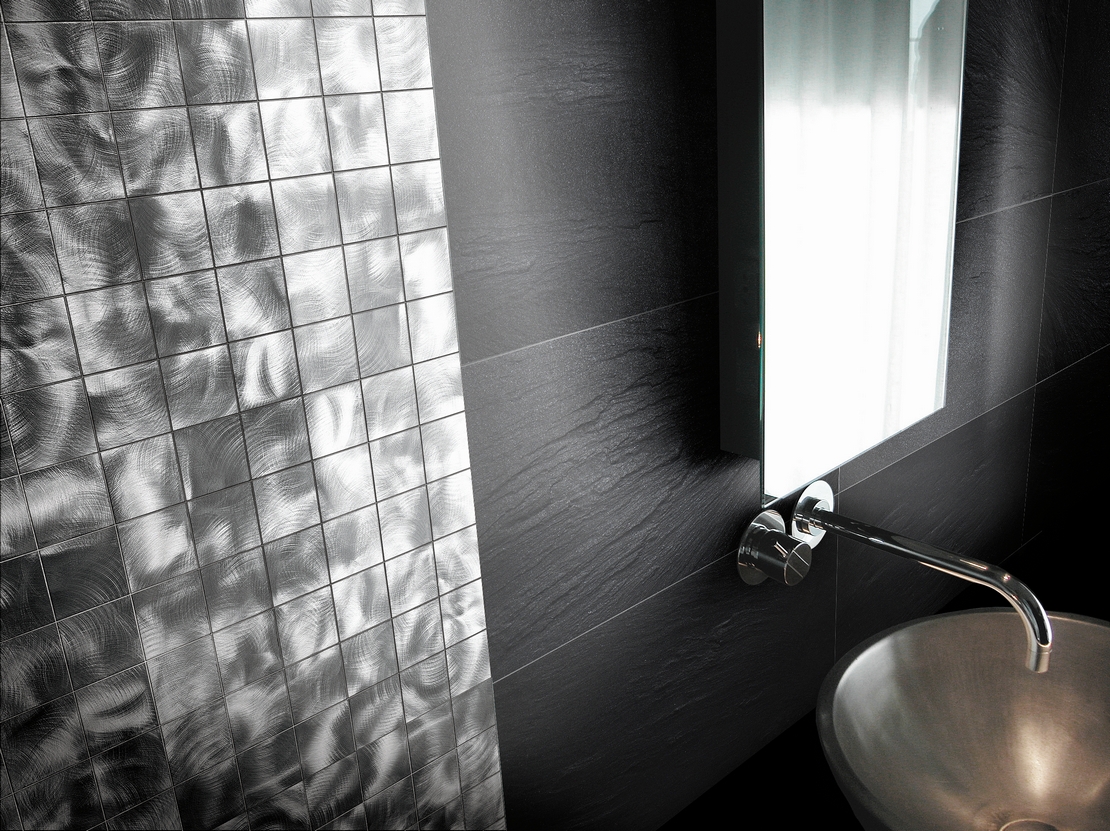 Bagno moderno effetto metallo: argento e pietra nera per uno stile minimalista - Ambienti Iperceramica