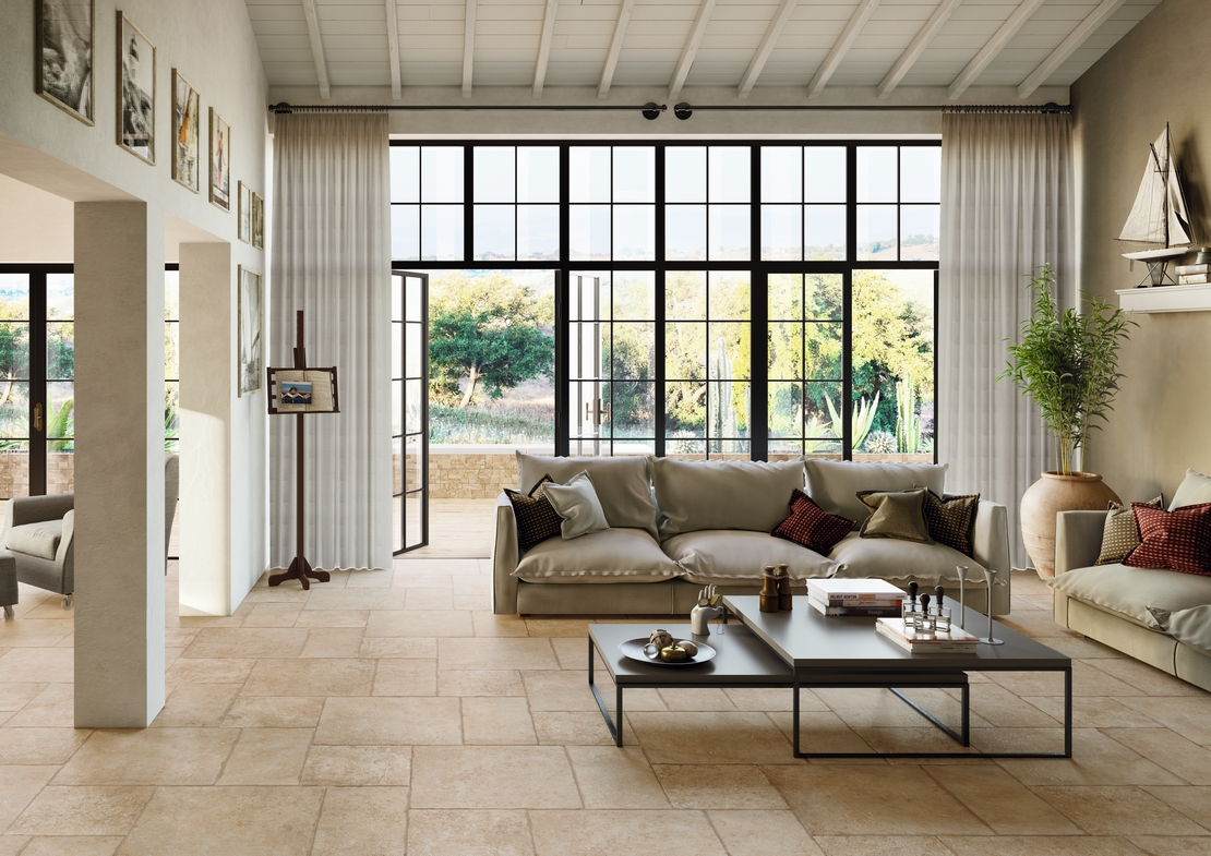 Soggiorno rustico sui toni del bianco, pavimento gres effetto pietra leccese beige elegante - Ambienti Iperceramica