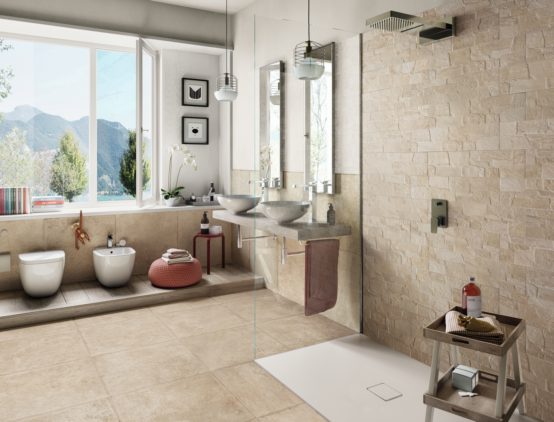 Salle de bains rustique avec douche. Effet pierre beige pour une salle de bains moderne mais naturelle. - Inspirations Iperceramica