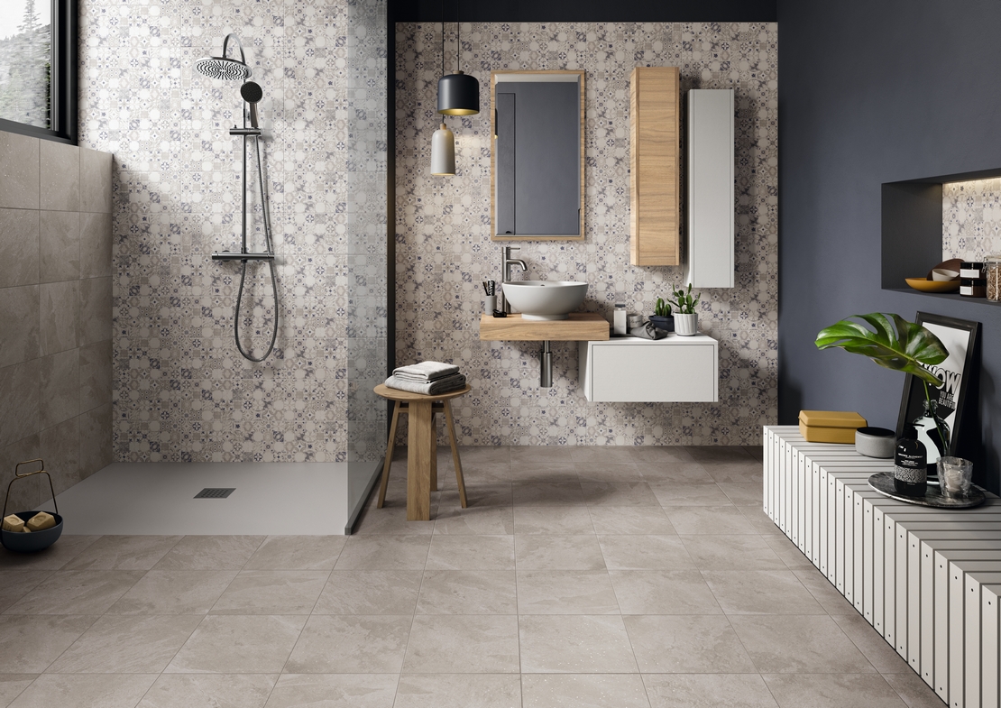 Rustikales Badezimmer mit Dusche. Cementine Fliesen und Steinoptik für ein Vintage-Badezimmer - Inspirationen Iperceramica