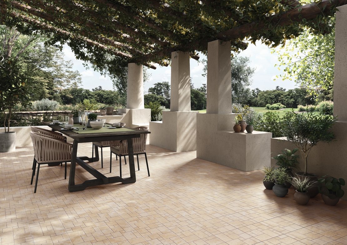 Terrasse couverte moderne, maison de campagne, sol en grès cérame effet pierre beige. - Inspirations Iperceramica
