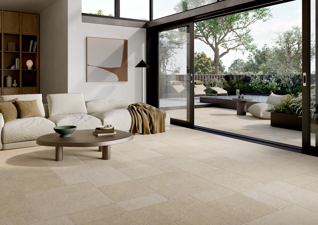 Rustikales elegantes Wohnzimmer mit multiformatigen Steinoptik-Fliesen Beige - Inspirationen Iperceramica