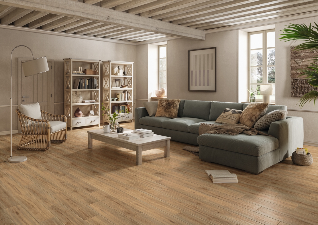 Soggiorno moderno in stile rustico: pavimento gres effetto legno beige e toni di bianco - Ambienti Iperceramica