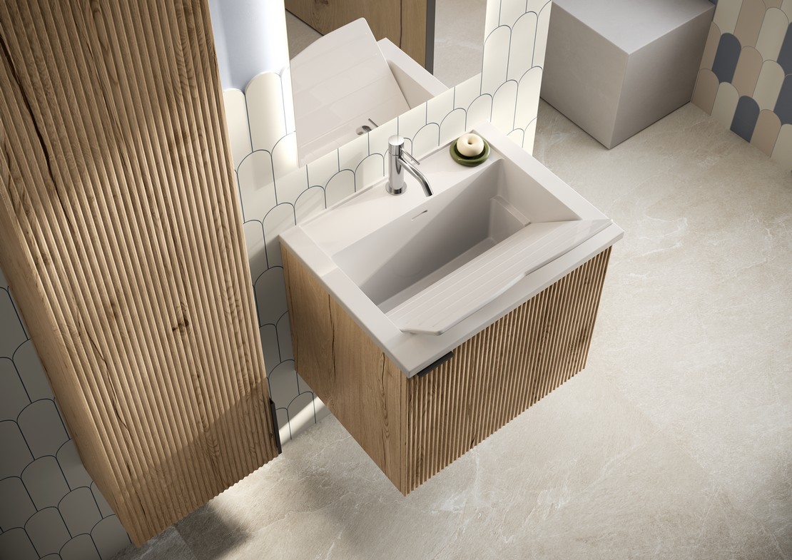 Modernes Badezimmer mit Waschküchenmöbel in Holzoptik und kleinformatigen weißen Wandfliesen - Inspirationen Iperceramica