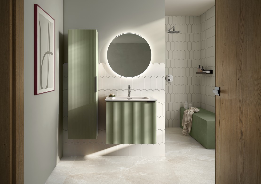 Kleines Badezimmer mit Dusche in Steinoptik, weißen Fliesen im Pfauenmuster und geripptem grünem Badmöbel - Inspirationen Iperceramica