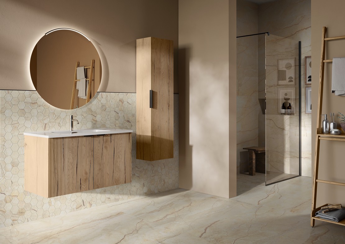 Modernes Badezimmer mit geripptem Badmöbel in Eichenoptik und beigefarbenen Fliesen in Steinoptik - Inspirationen Iperceramica