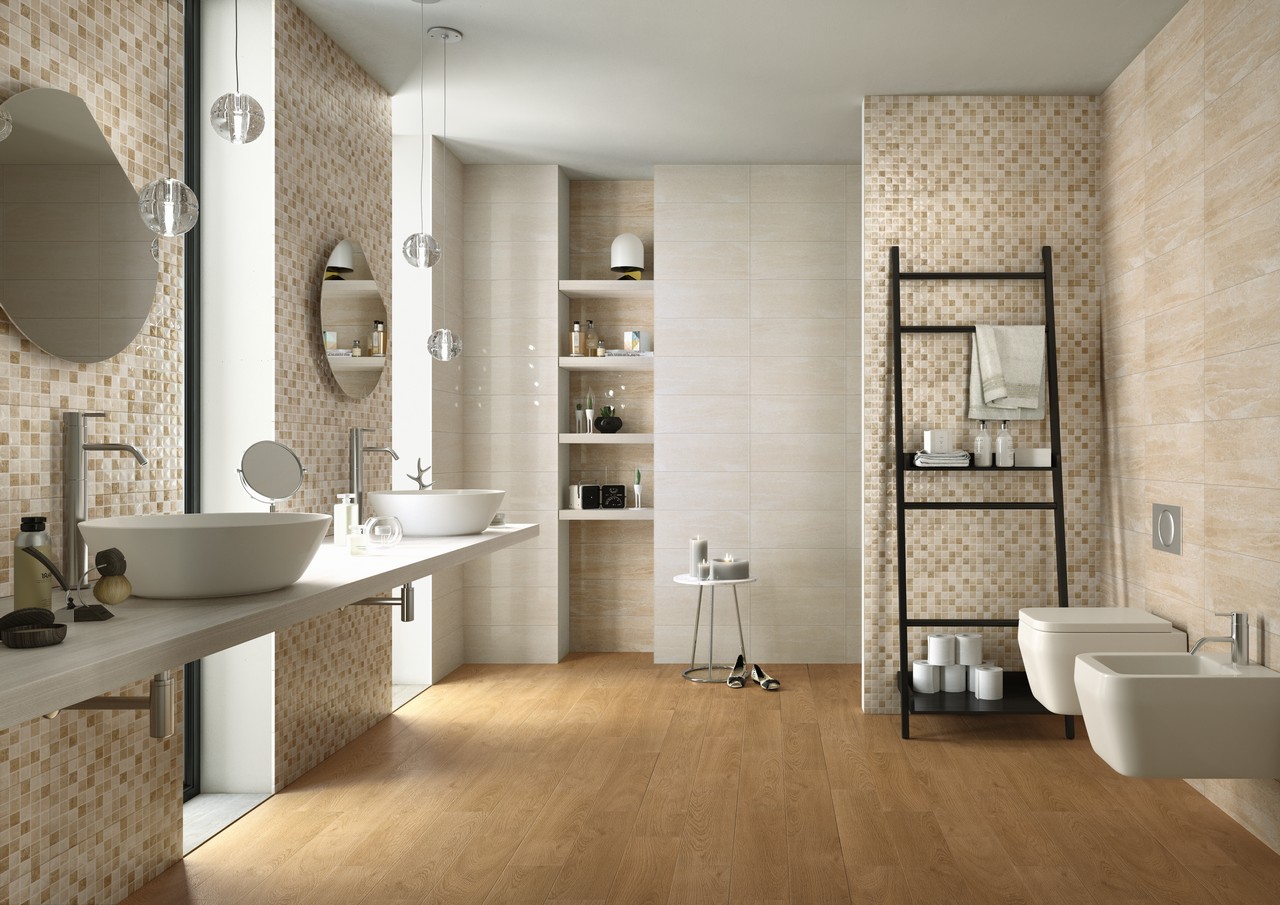 Modernes Badezimmer mit Boden in Holzoptik und Mosaikverkleidung in beiger Marmoroptik - Inspirationen Iperceramica
