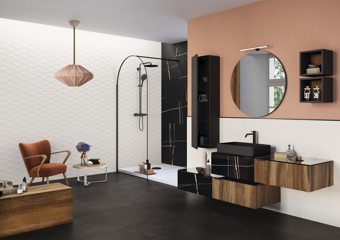 Bagno moderno con doccia, pavimento effetto cemento nero di lusso - Ambienti Iperceramica