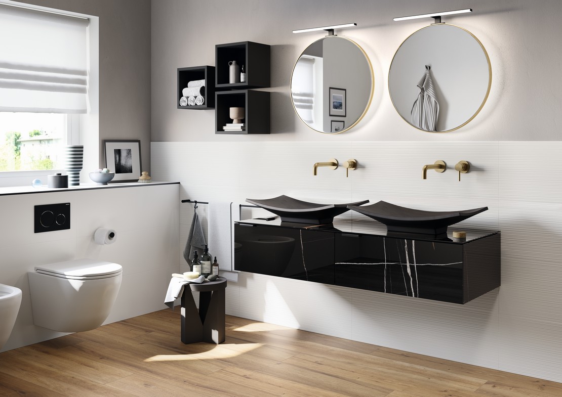 Salle de bains moderne avec sol imitation bois beige et revêtement blanc - Inspirations Iperceramica