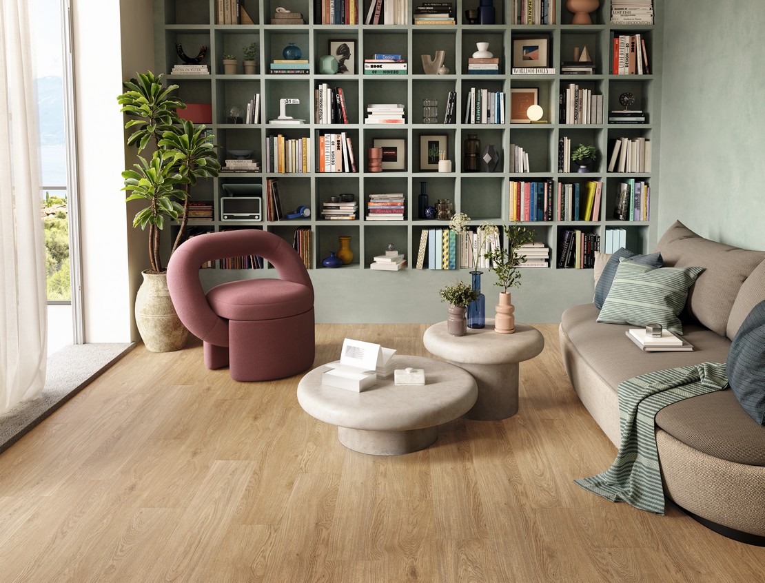 Séjour de luxe moderne avec sol spc effet bois chêne naturel - Inspirations Iperceramica