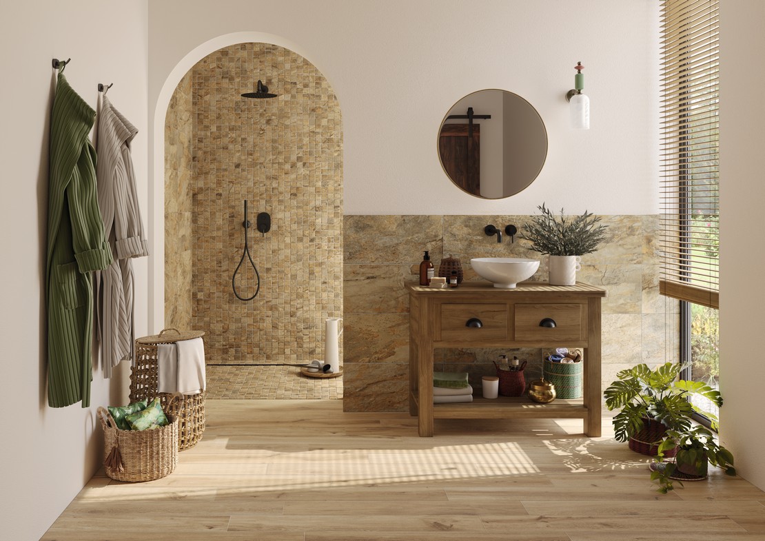 Bagno moderno stile rustico con doccia, pavimento effetto legno, rivestimento effetto pietra - Ambienti Iperceramica