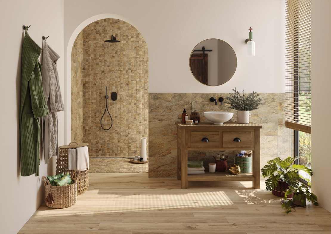 Salle de bains moderne style rustique avec douche, sol effet bois, mur effet pierre - Inspirations Iperceramica