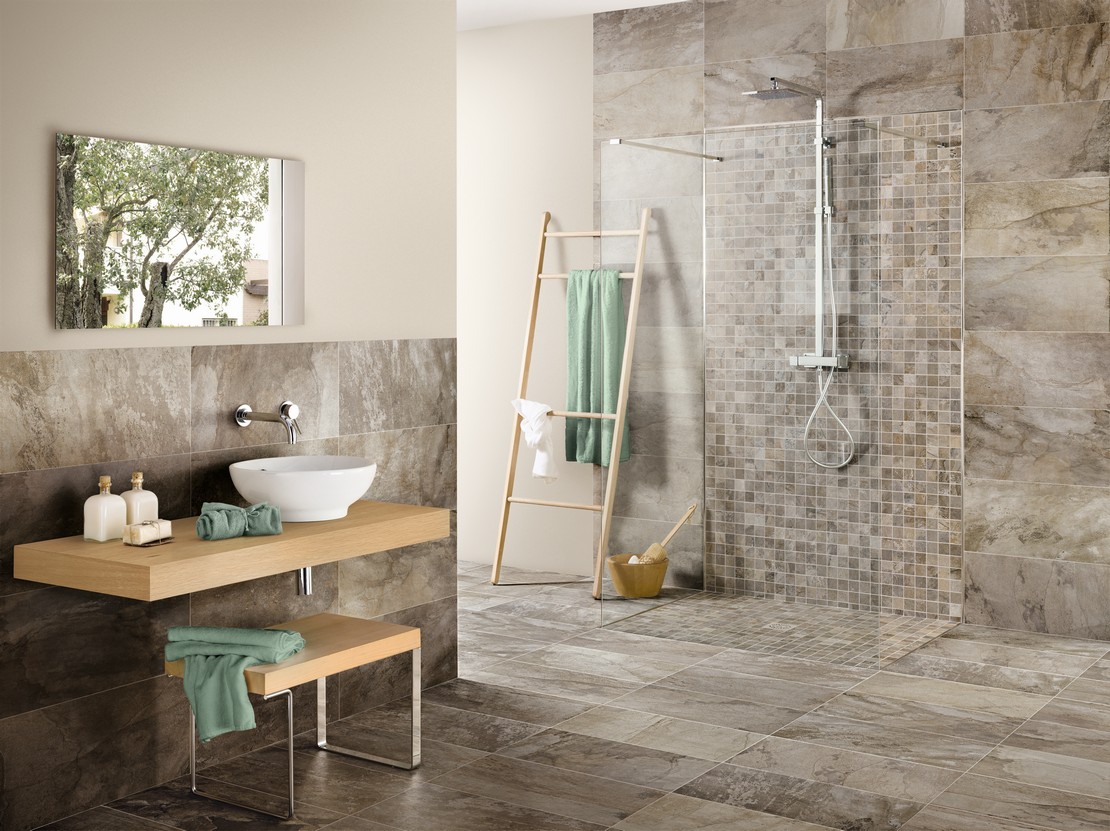 Bagno moderno con doccia in mosaico e pavimento effetto pietra, stile rustico elegante - Ambienti Iperceramica