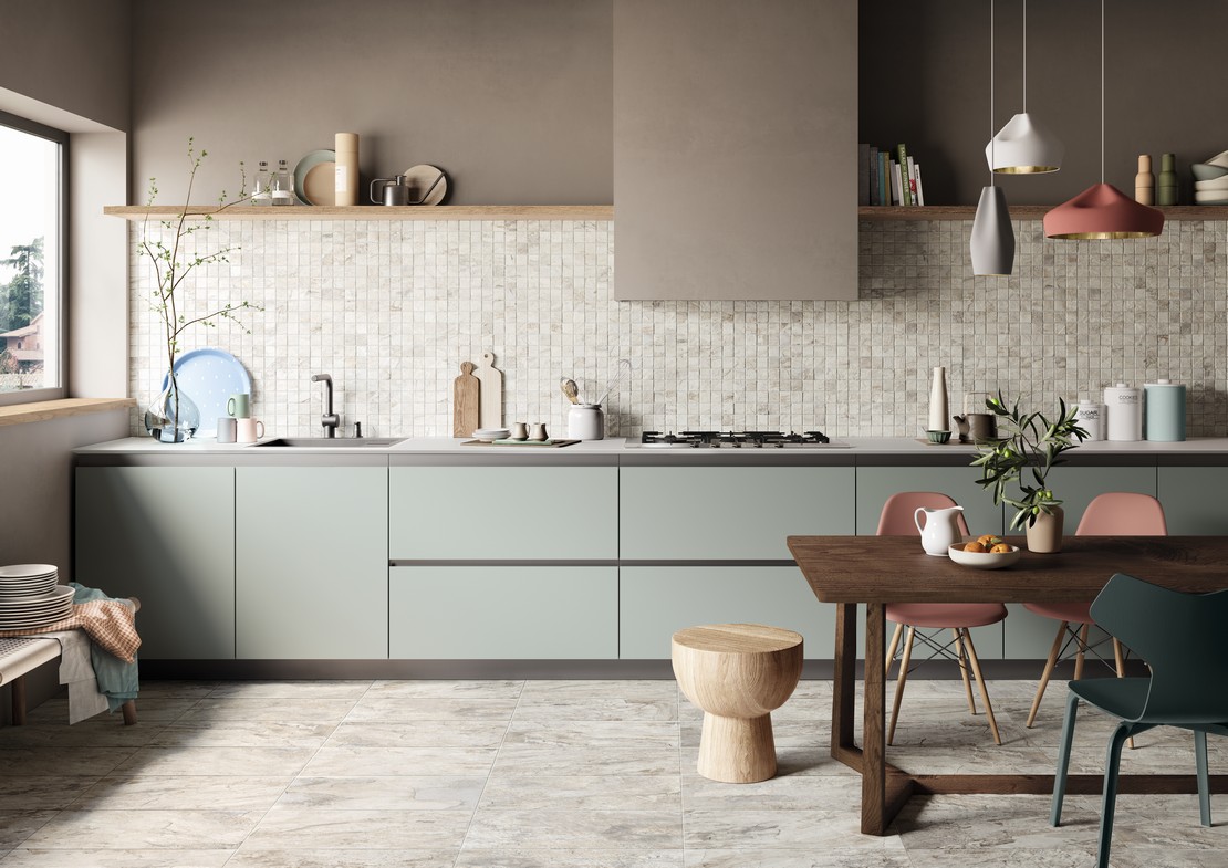 Cucina moderna minimal di lusso con pavimento e rivestimento effetto pietra - Ambienti Iperceramica