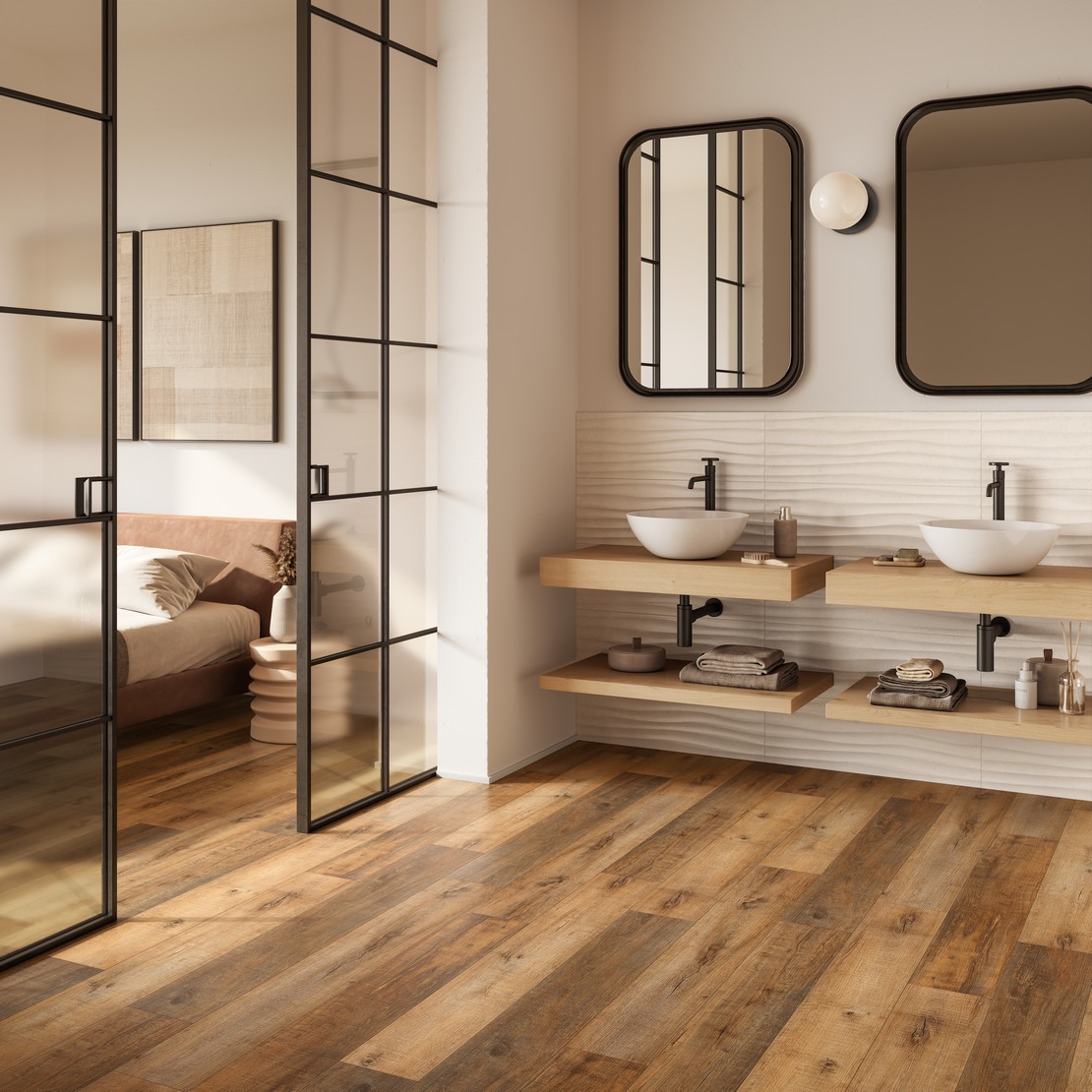 Bagno moderno di lusso con pavimento effetto legno e rivestimento effetto pietra beige - Ambienti Iperceramica
